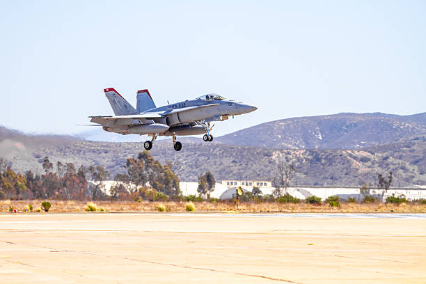 us navy f-18 flugstaffel - fomration stock-fotos und bilder