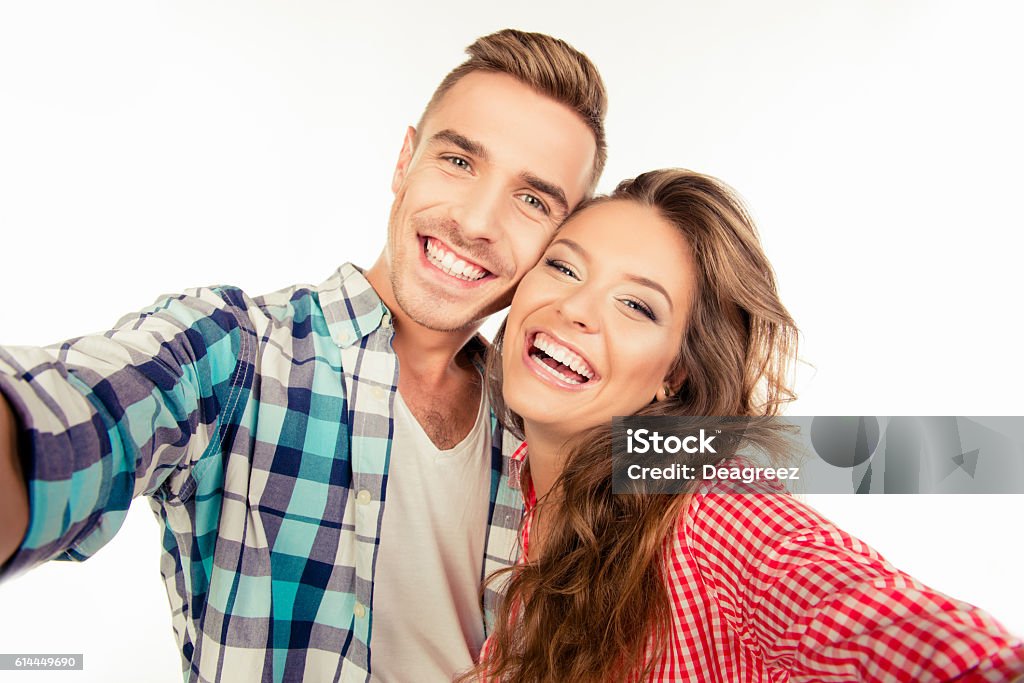 Heureux joli couple amoureux en faisant du selfie - Photo de Tous types de couple libre de droits