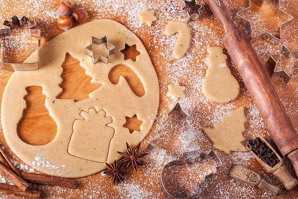 galletas para hornear con cortadores de galletas navideñas de pan de jengibre en masa - christmas anise star anise clove fotografías e imágenes de stock