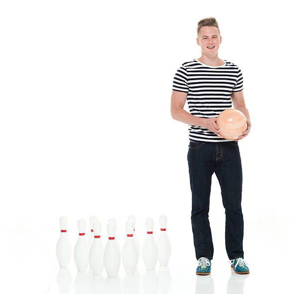 souriant homme tenant boule de quilles - bowling isolated sportsman vertical photos et images de collection