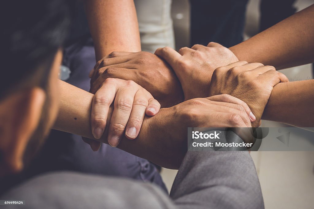 Las manos eran un concepto de colaboración de trabajo en equipo - Foto de stock de Fuerza libre de derechos