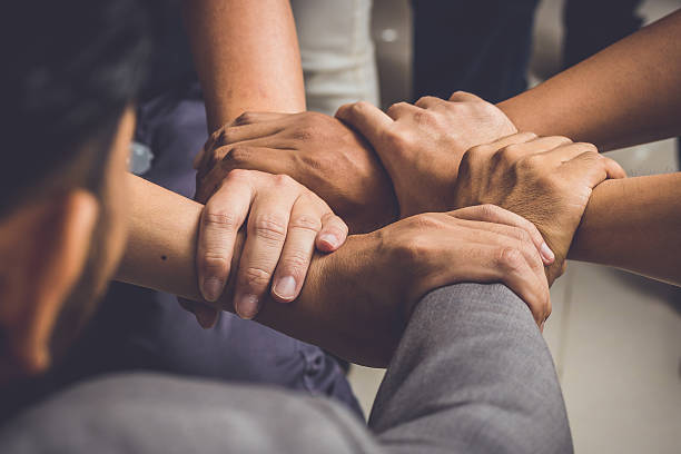 las manos eran un concepto de colaboración de trabajo en equipo - were fotografías e imágenes de stock