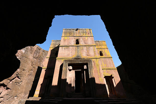 iglesia de piedra de bet giyorgis en lalibela, etiopía - saint giorgis fotografías e imágenes de stock