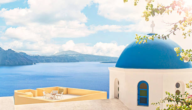 vista della chiesa ortodossa e della terrazza della casa in mare - greek islands table window sun foto e immagini stock