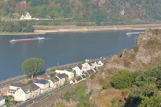 st. goarshausen cerca de lorely - rheinfels fotografías e imágenes de stock