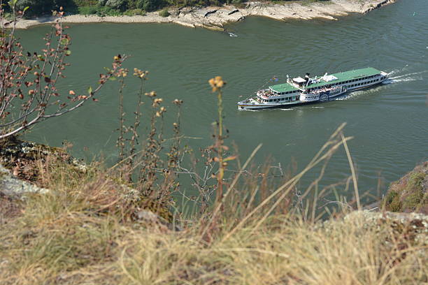 st. goarshausen near loreley with passenger boat goethe - rheinfels imagens e fotografias de stock