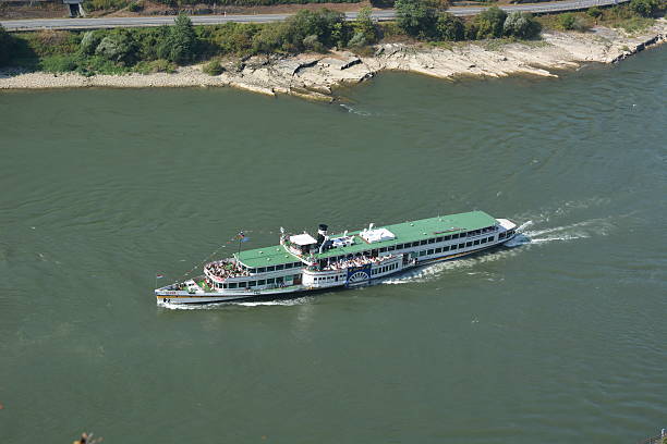 st. goarshausen cerca de loreley con el barco de pasajeros goethe - rheinfels fotografías e imágenes de stock