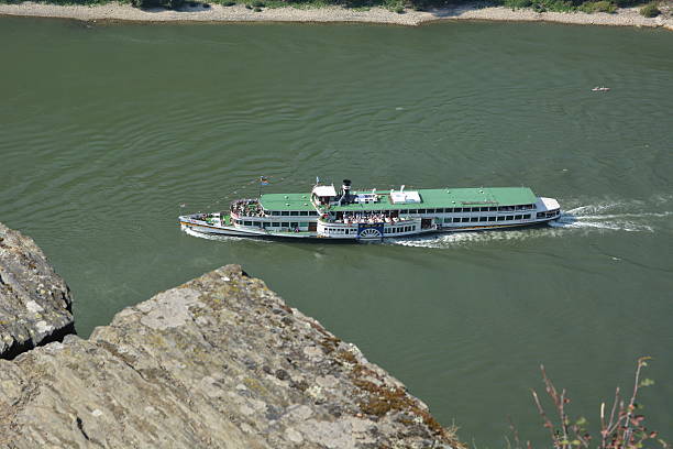 st. goarshausen near loreley with passenger boat goethe - rheinfels imagens e fotografias de stock