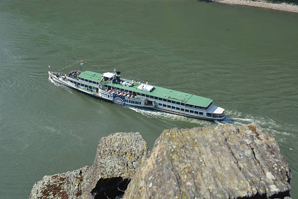 st. goarshausen cerca de loreley con el barco de pasajeros goethe - rheinfels fotografías e imágenes de stock