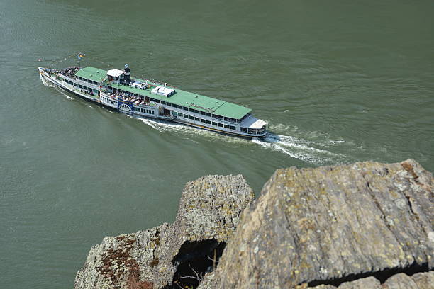 st. goarshausen cerca de loreley con el barco de pasajeros goethe - rheinfels fotografías e imágenes de stock