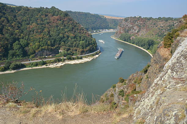 st. goarshausen w pobliżu loreley z łodzią pasażerską goethe - rheinfels zdjęcia i obrazy z banku zdjęć