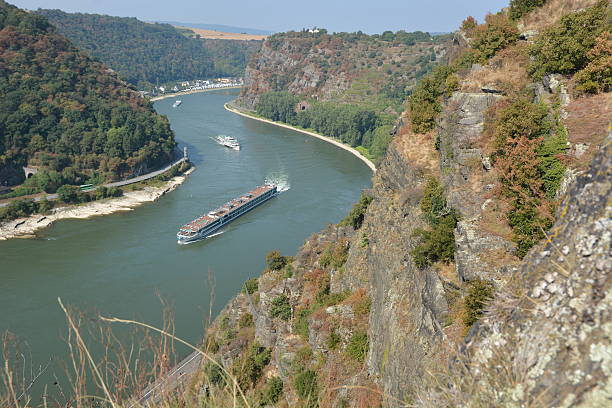 st. goarshausen w pobliżu loreley z łodzią pasażerską goethe - rheinfels zdjęcia i obrazy z banku zdjęć