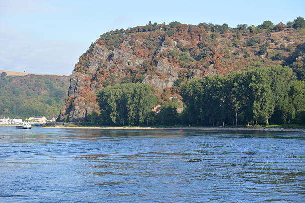 st. goarshausen near loreley with passenger boat goethe - rheinfels imagens e fotografias de stock