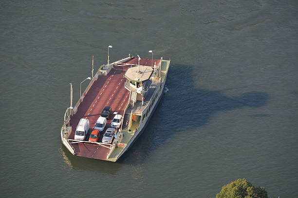 barcos en el río rin - rheinfels fotografías e imágenes de stock