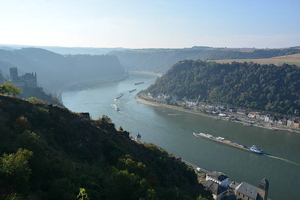 barcos en el río rin - rheinfels fotografías e imágenes de stock