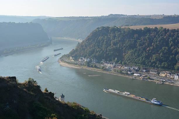 barcos en el río rin - rheinfels fotografías e imágenes de stock