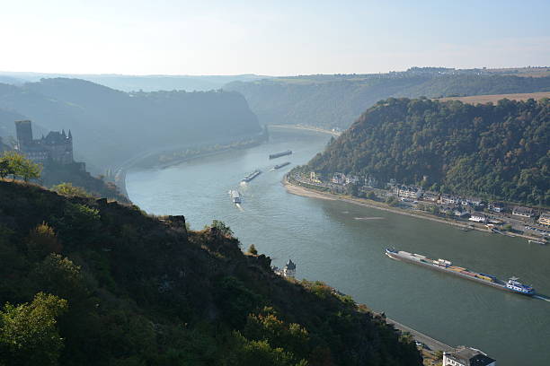 barcos en el río rin - rheinfels fotografías e imágenes de stock