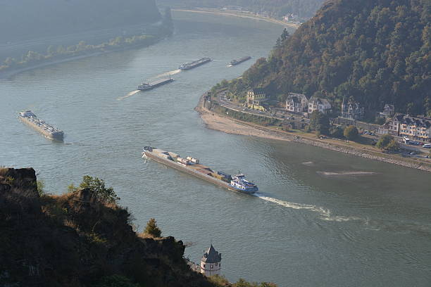 barcos en el río rin - rheinfels fotografías e imágenes de stock