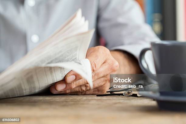 Mann Zeitung Lesen Auf Dem Tisch Stockfoto und mehr Bilder von Zeitung - Zeitung, Lesen, Medienwelt