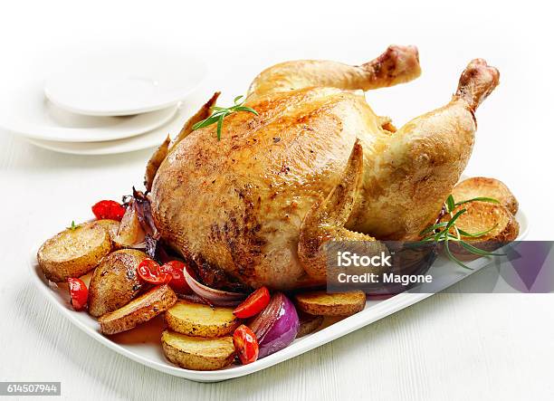 Foto de Frango Assado Inteiro e mais fotos de stock de Frango - Frango, Natal, Inteiro