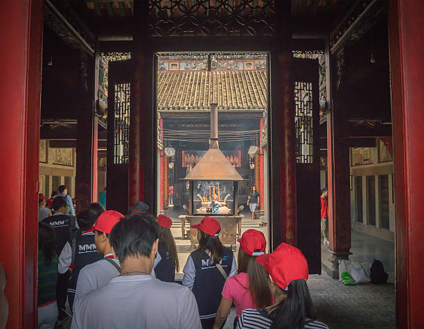 사원에서 여행하는 단체 관광객 - emperor jade pagoda 뉴스 사진 이미지