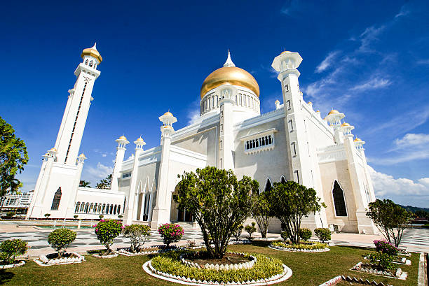 istock Omar Ali Saifuddin Mosque, Bandar Seri Begawan, Brunei 614510238