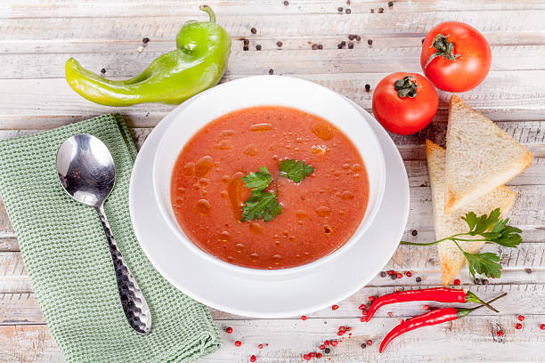 Zuppa di pomodoro su tavola bianca - foto stock