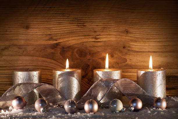 bougies en argent pour le 3. avent - weihnachtsdeko photos et images de collection