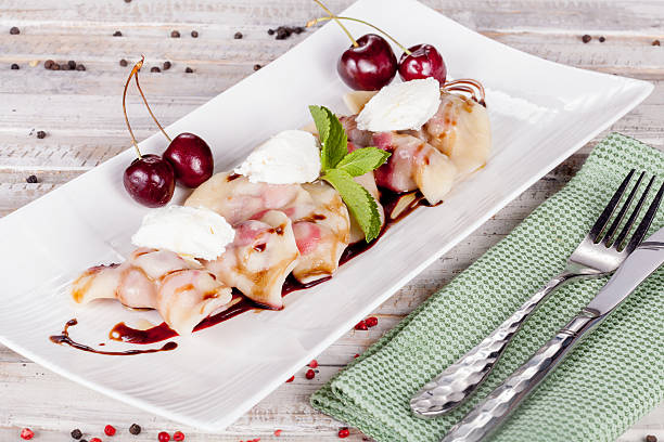 Gnocchi russi con ciliegie - foto stock