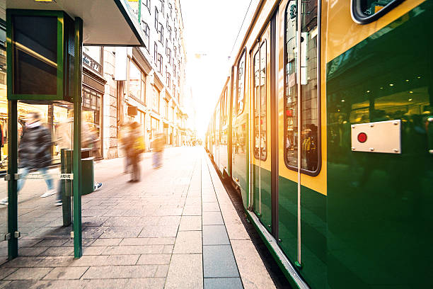 tramwaj na ulicy - blurred motion street car green zdjęcia i obrazy z banku zdjęć
