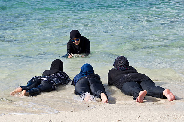 burkini muslim women pose for photograph in thailand - 回教泳裝 圖片 個照片及圖片檔
