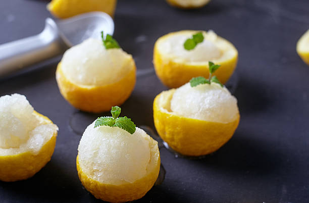 레몬색 셔벗 또는 아이스크림 내부 신선한 레몬 - lemon ice cream 뉴스 사진 이미지