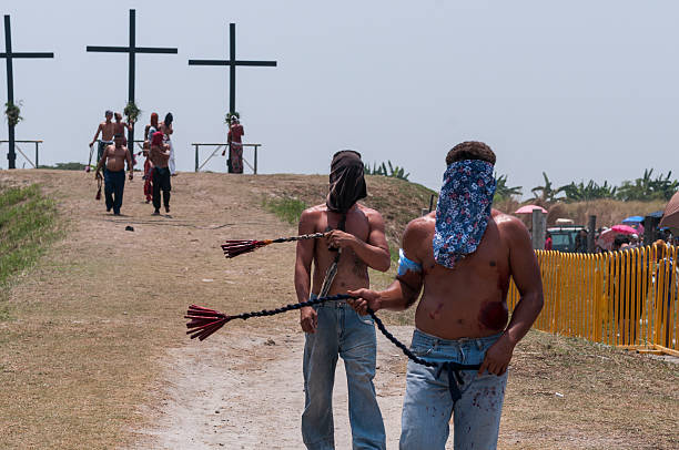 flagelantes que mortificar sí - flagellation fotografías e imágenes de stock