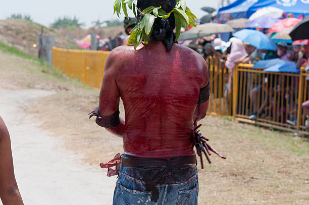 flagelantes que mortificar sí - flagellation fotografías e imágenes de stock