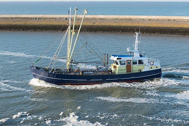 barco de pesca entrando em um porto de pesca holandês. - wadden wadden sea unesco world heritage site sea - fotografias e filmes do acervo