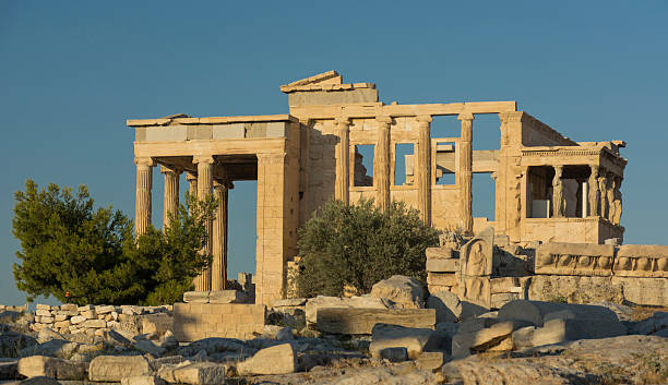 erechtheum, sur l’acropole, athènes, grèce - statue greek culture neptune greece photos et images de collection