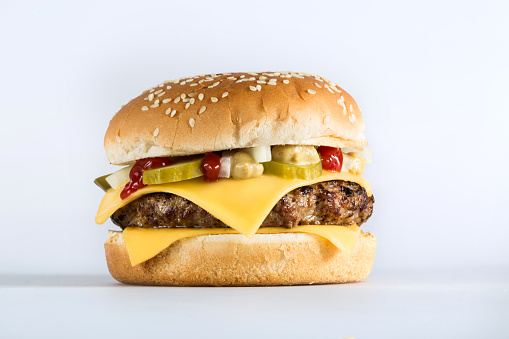 hamburguesa de cerca en el fondo brillante photo