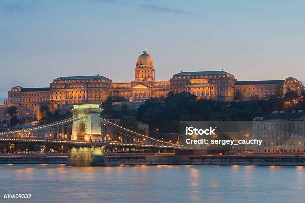ブダ城の夕景 - セーチェーニ鎖橋のストックフォトや画像を多数ご用意 - セーチェーニ鎖橋, ハンガリー, ブダペスト