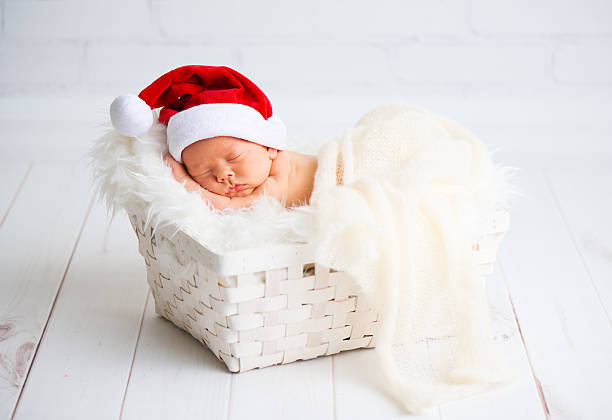neonato dormiente in christmas santa cap - baby santa claus christmas sleeping foto e immagini stock