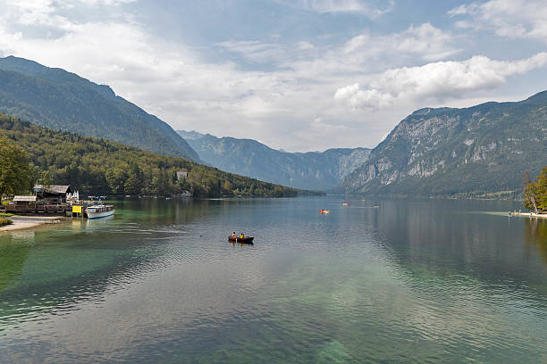 krajobraz jeziora bohinj i alpy julijskie, słowenia. - julian alps lake bohinj lake bohinj zdjęcia i obrazy z banku zdjęć