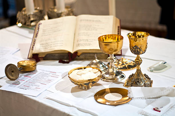 Symbols of religion : bread and wine The wine and the bread become the blood and body of Christ cardinal clergy stock pictures, royalty-free photos & images