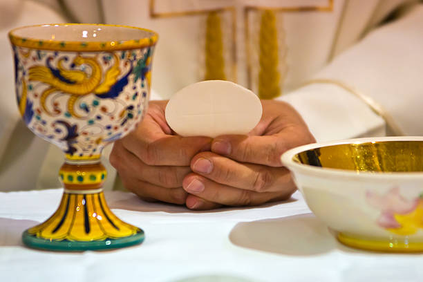 mãos do papa celebrou a eucaristia - redemption center - fotografias e filmes do acervo
