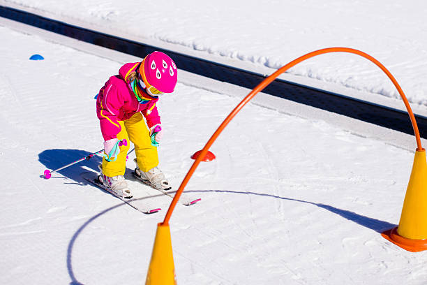 bambino in scuola di sci in una soleggiata giornata invernale - sunny day mountain mountain range winter foto e immagini stock