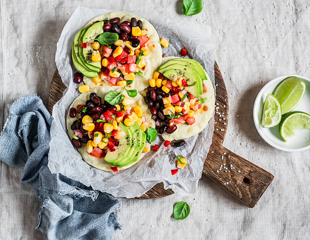 tostadas de haricots épicés avec salsa de maïs et avocat - tostada photos et images de collection