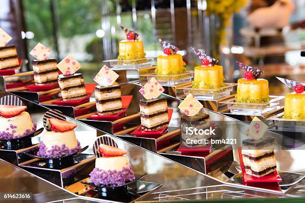 Diversità Di Dessert Con Frutta - Fotografie stock e altre immagini di Dessert - Dessert, Buffet, Eleganza