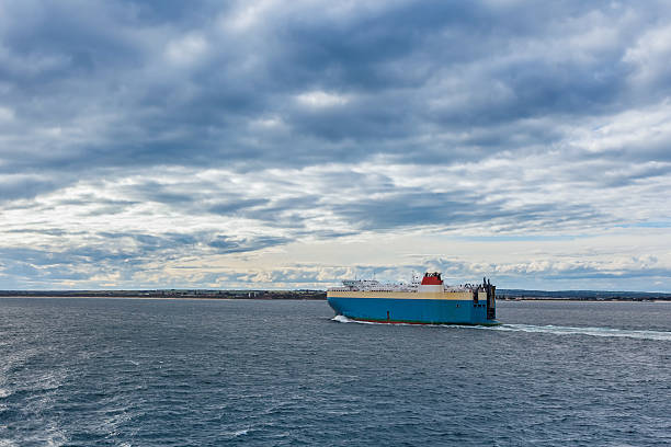 großes fahrzeugträgerschiff überquert port phillip, melbourne. - transoceanic stock-fotos und bilder