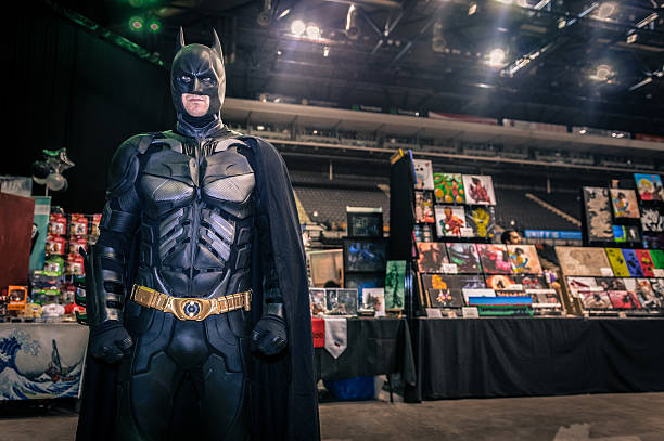 cosplayer habillé en 'batman' - comic con photos et images de collection