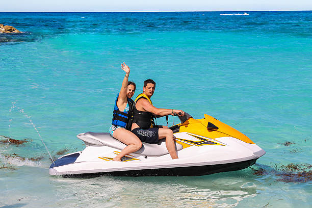 mulher e homem em um jet ski - motor scooter vacations motor vehicle usa - fotografias e filmes do acervo