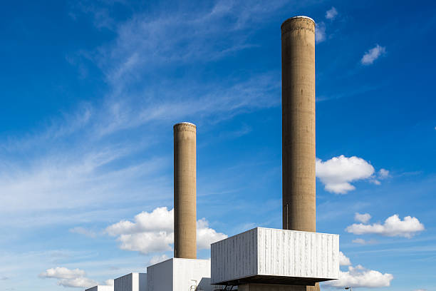 kohle gefeuerten kraftwerk - coal fired power station stock-fotos und bilder