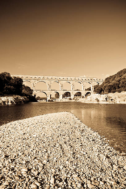 pont du gard vicino a nimes, francia - aqueduct roman ancient rome pont du gard foto e immagini stock